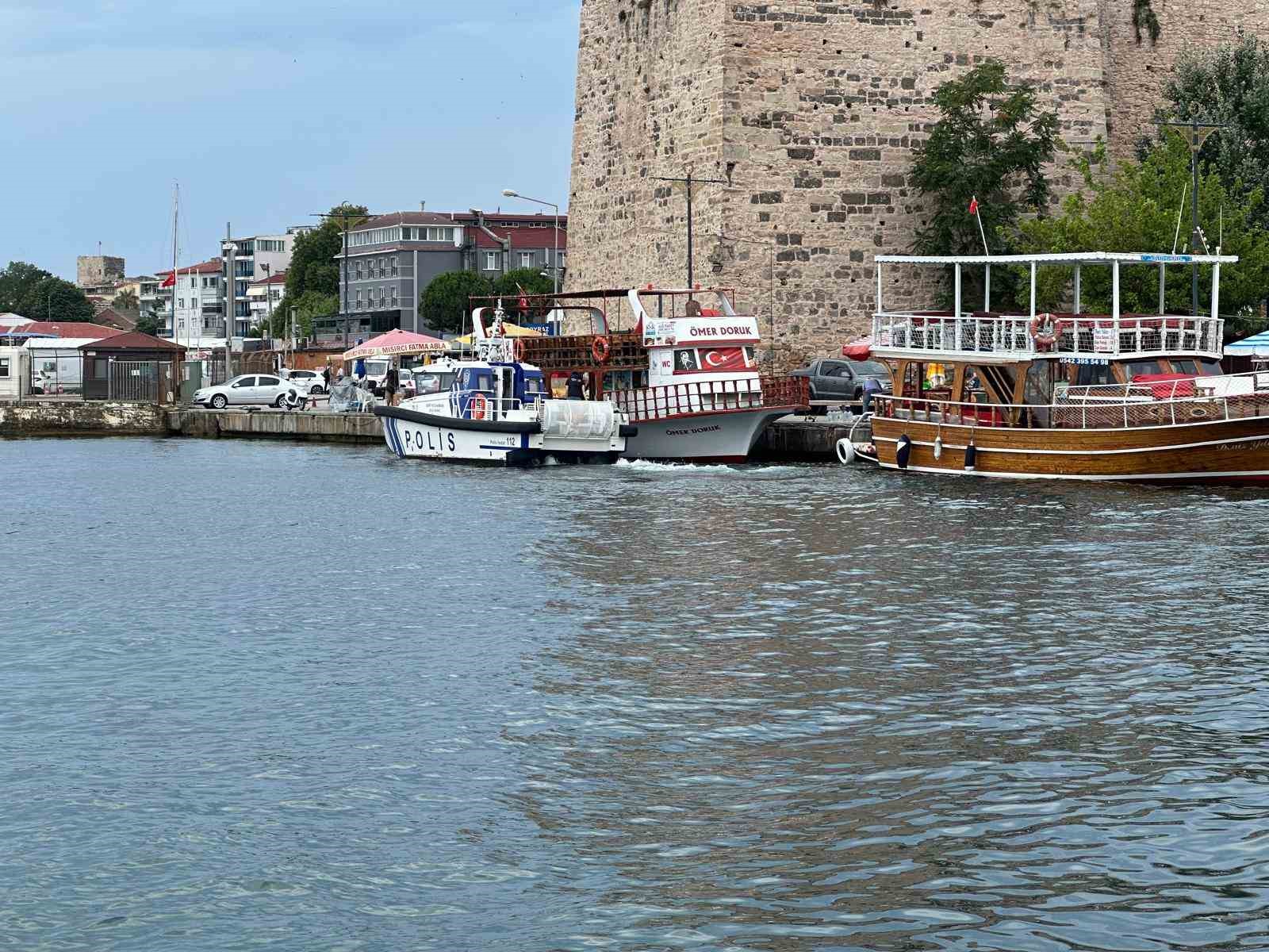 Dalgıçların deniz dibi temizliği sırasında gezi teknesi paniği