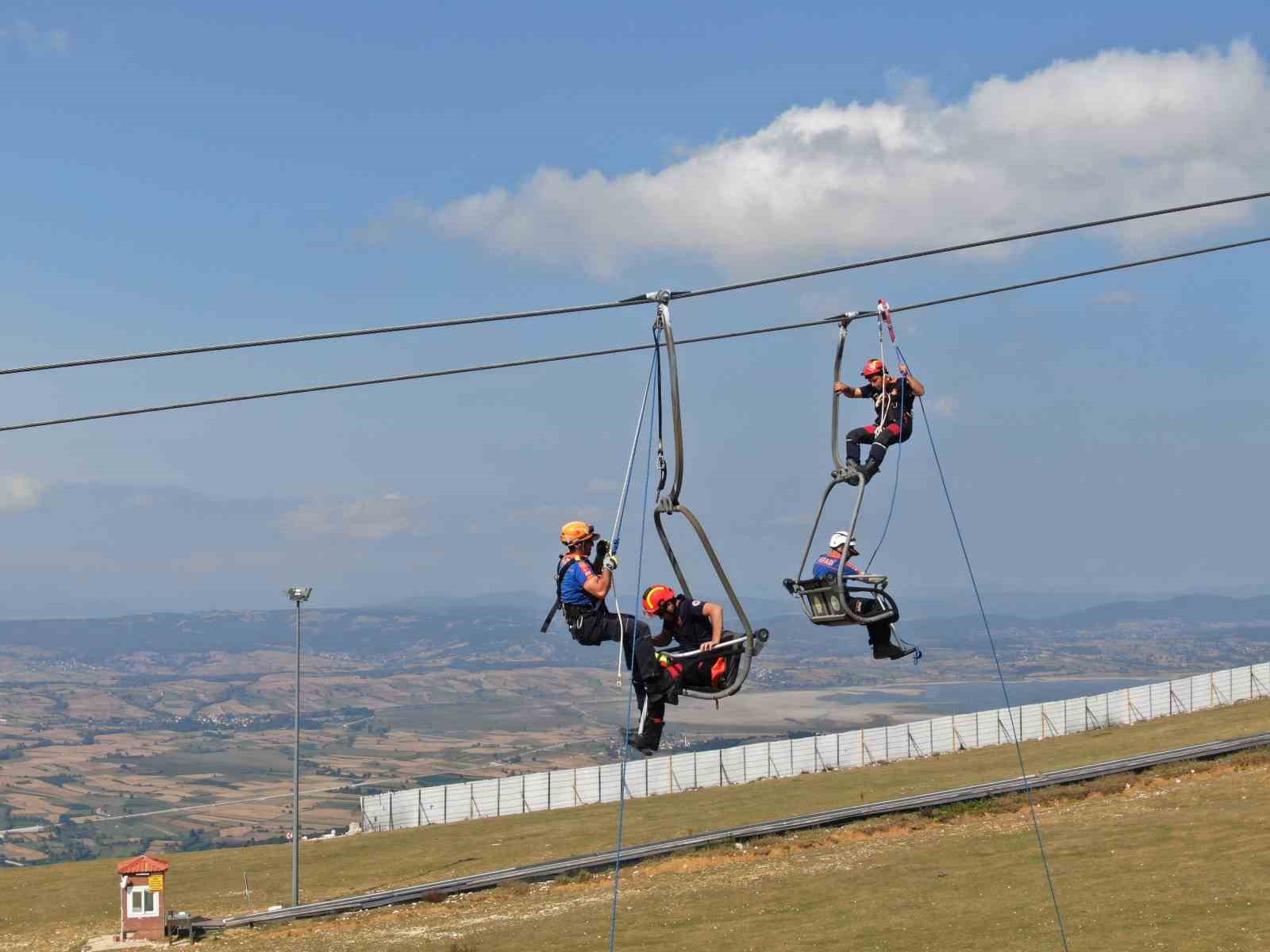 Kayak merkezi teleferiğinde kurtarma tatbikatı