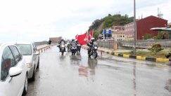 Kurtuluş Savaşı’nda cephanenin taşındığı İstiklal Yolu’nu motorla geçiyorlar