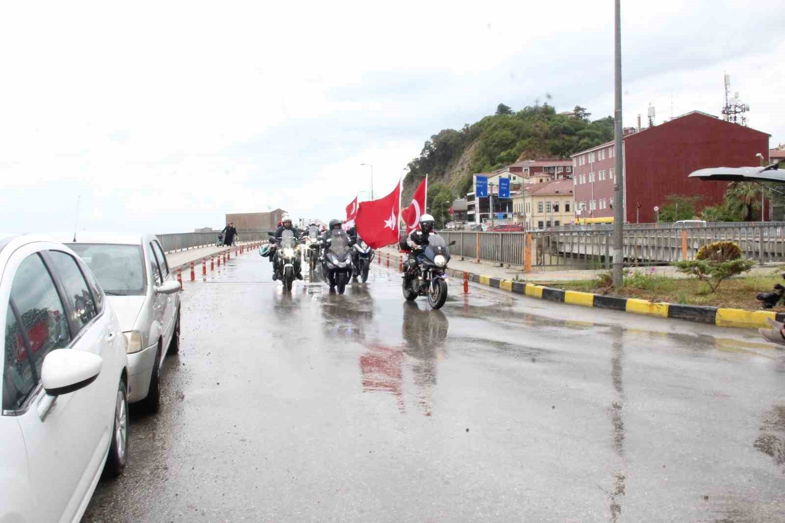 Kurtuluş Savaşı’nda cephanenin taşındığı İstiklal Yolu’nu motorla geçiyorlar