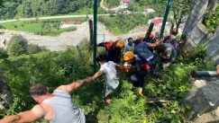 Rize’de çay toplarken elektrik akımına kapılan genç verdiği yaşam savaşını kaybetti