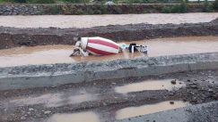 Arhavi’de taşan dere beton mikseri devirdi