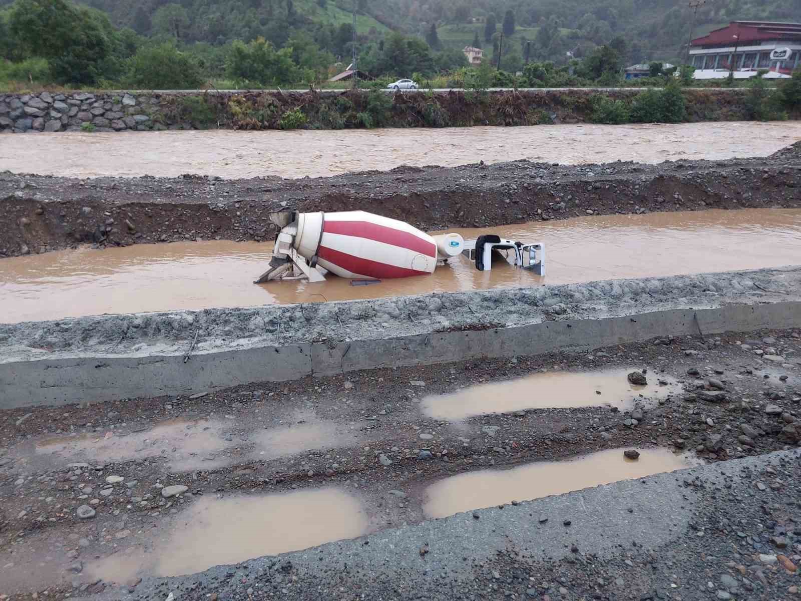 Arhavi’de taşan dere beton mikseri devirdi