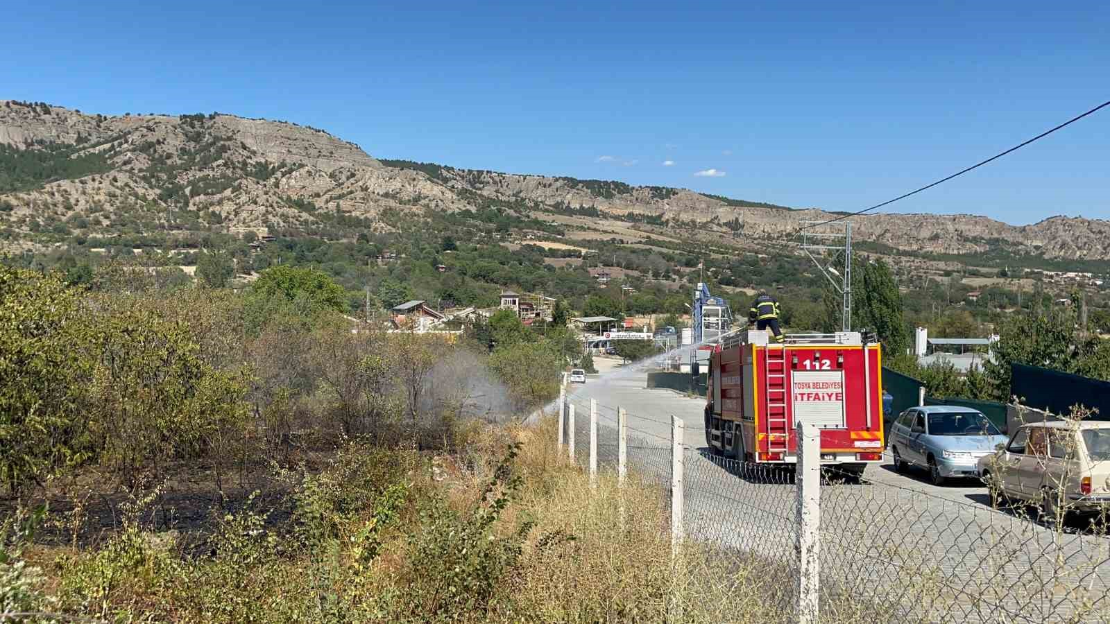 Bağ evinin bahçesinde çıkan yangın büyümeden söndürüldü