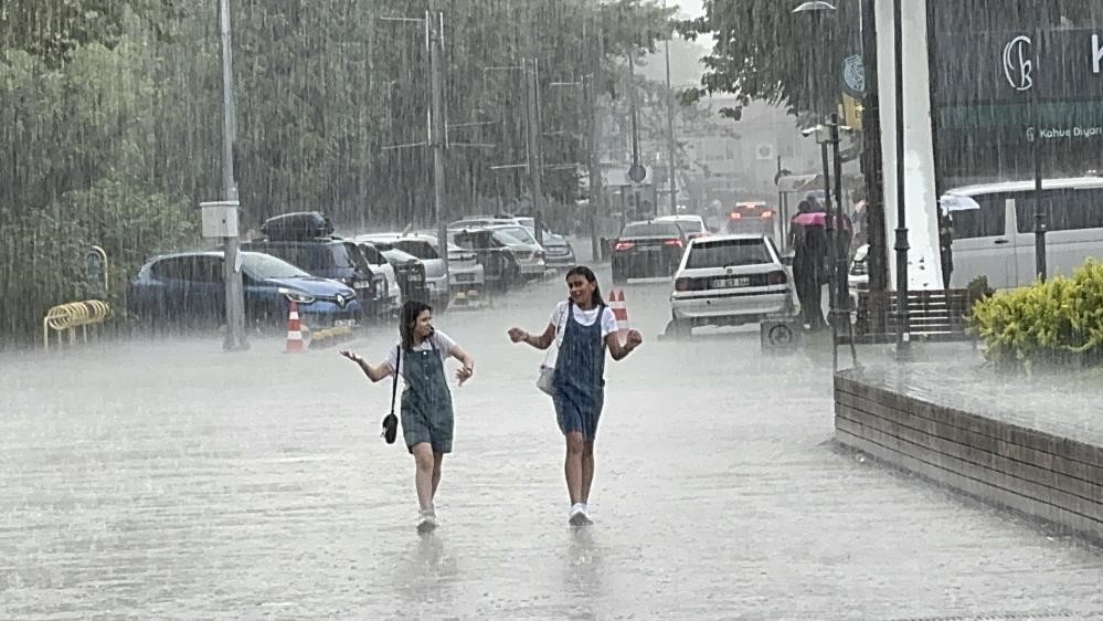 Gök gürültülü sağanak yağış uyarısı