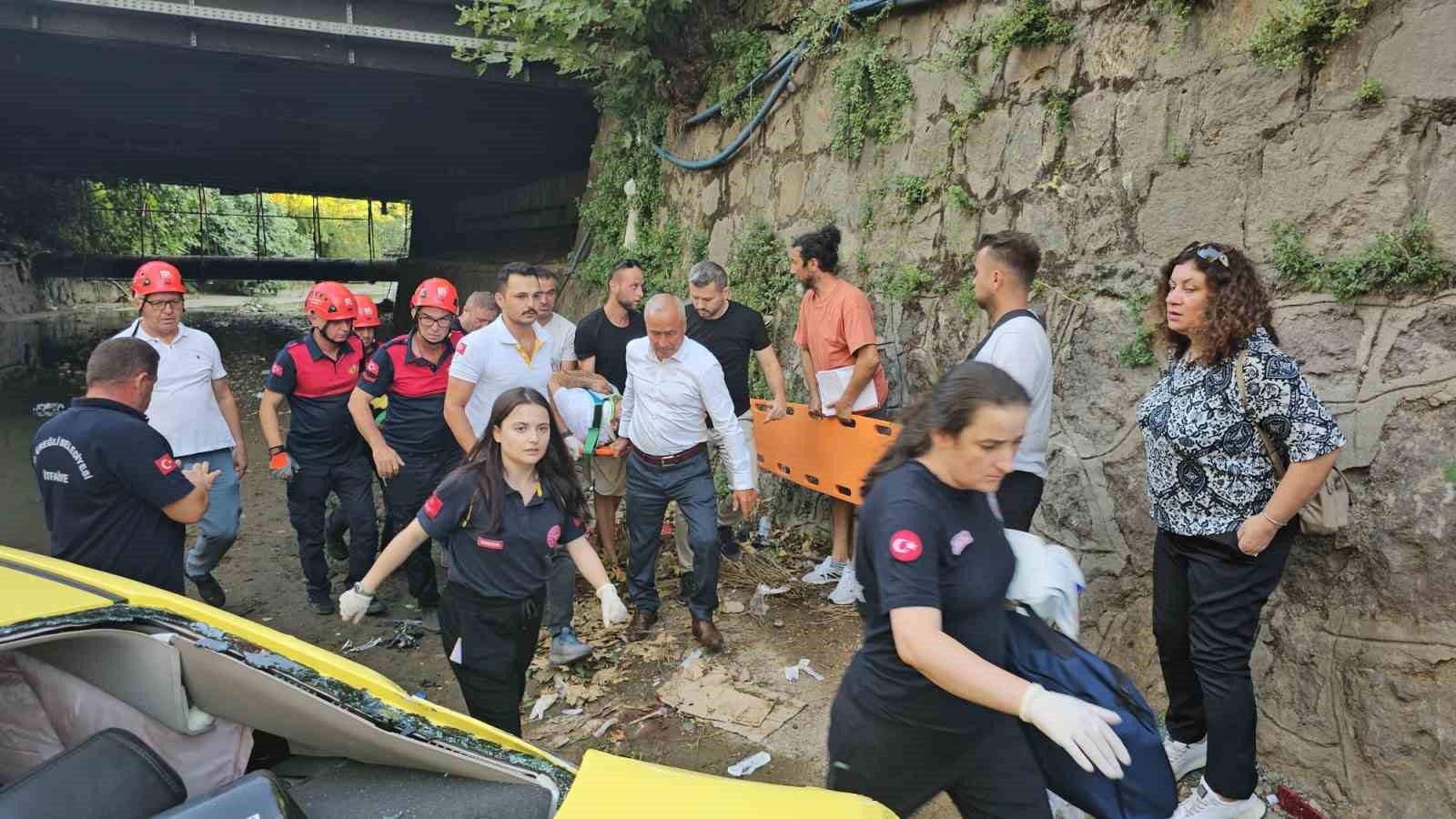 Kamyonun çarptığı ticari taksi yayaların arasına dalıp dereye uçtu: 1 ölü, 4 yaralı