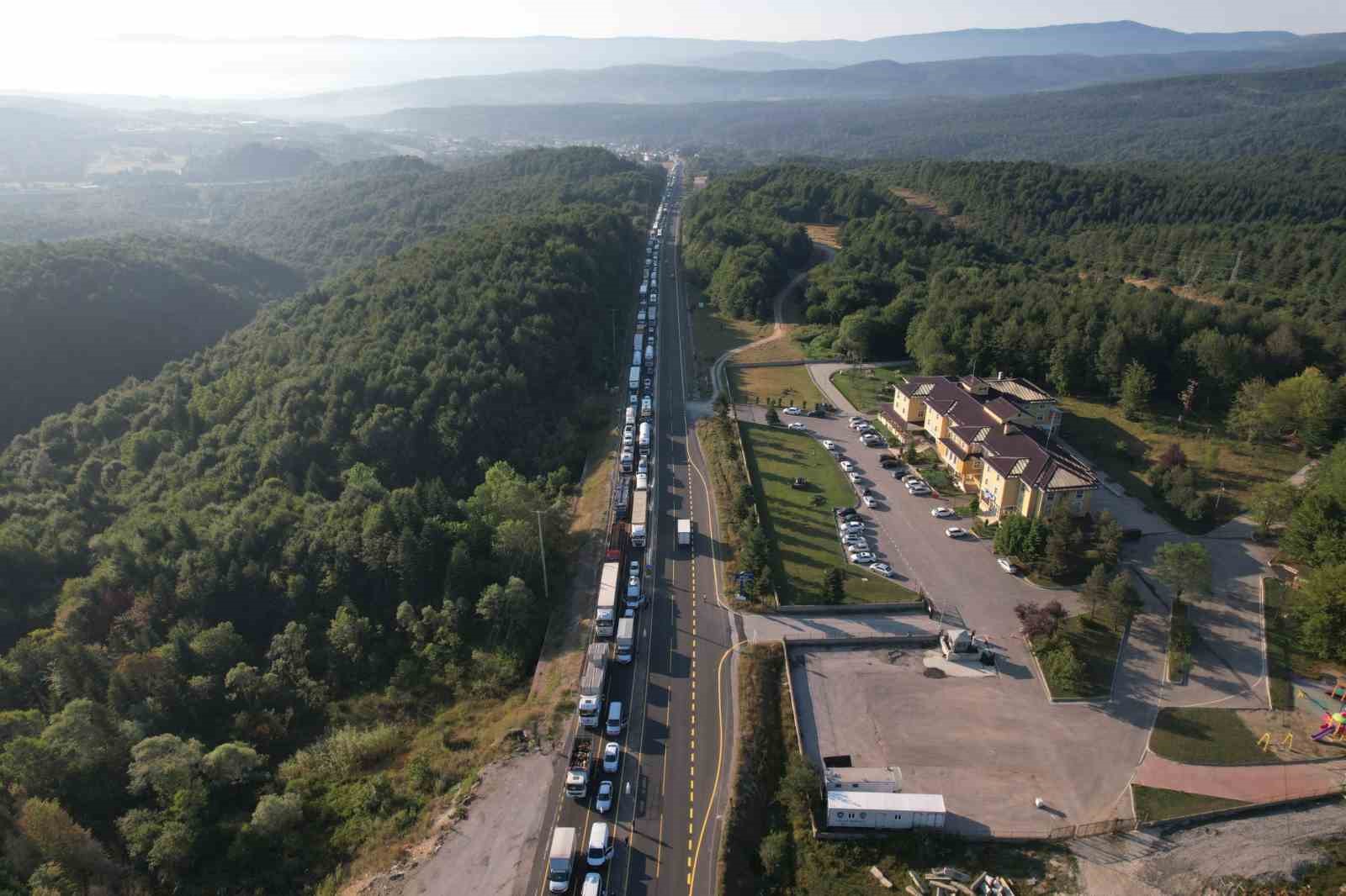 Kaza sonrası Bolu Dağı’nda kilometrelerce araç kuyruğu oluştu