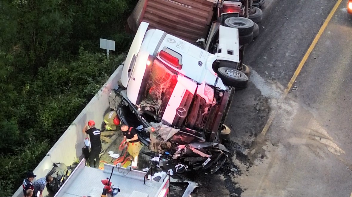 Otobüs ve otomobile çarpan tır, bir başka otomobilin üzerine devrildi: 1 yaralı