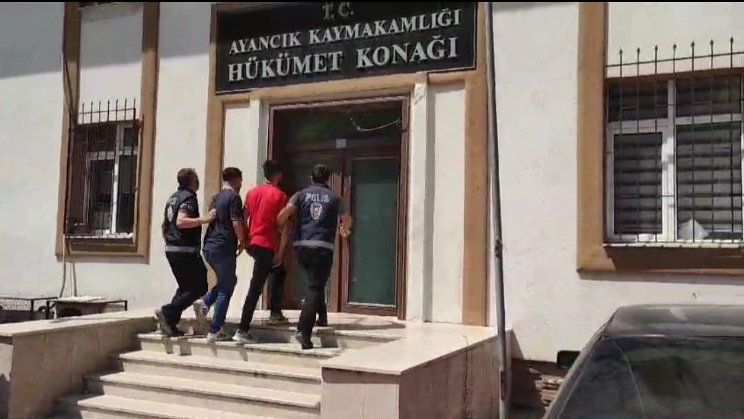 Yaşlı çifte kendilerini jandarma olarak tanıtan dolandırıcılar yakalandı