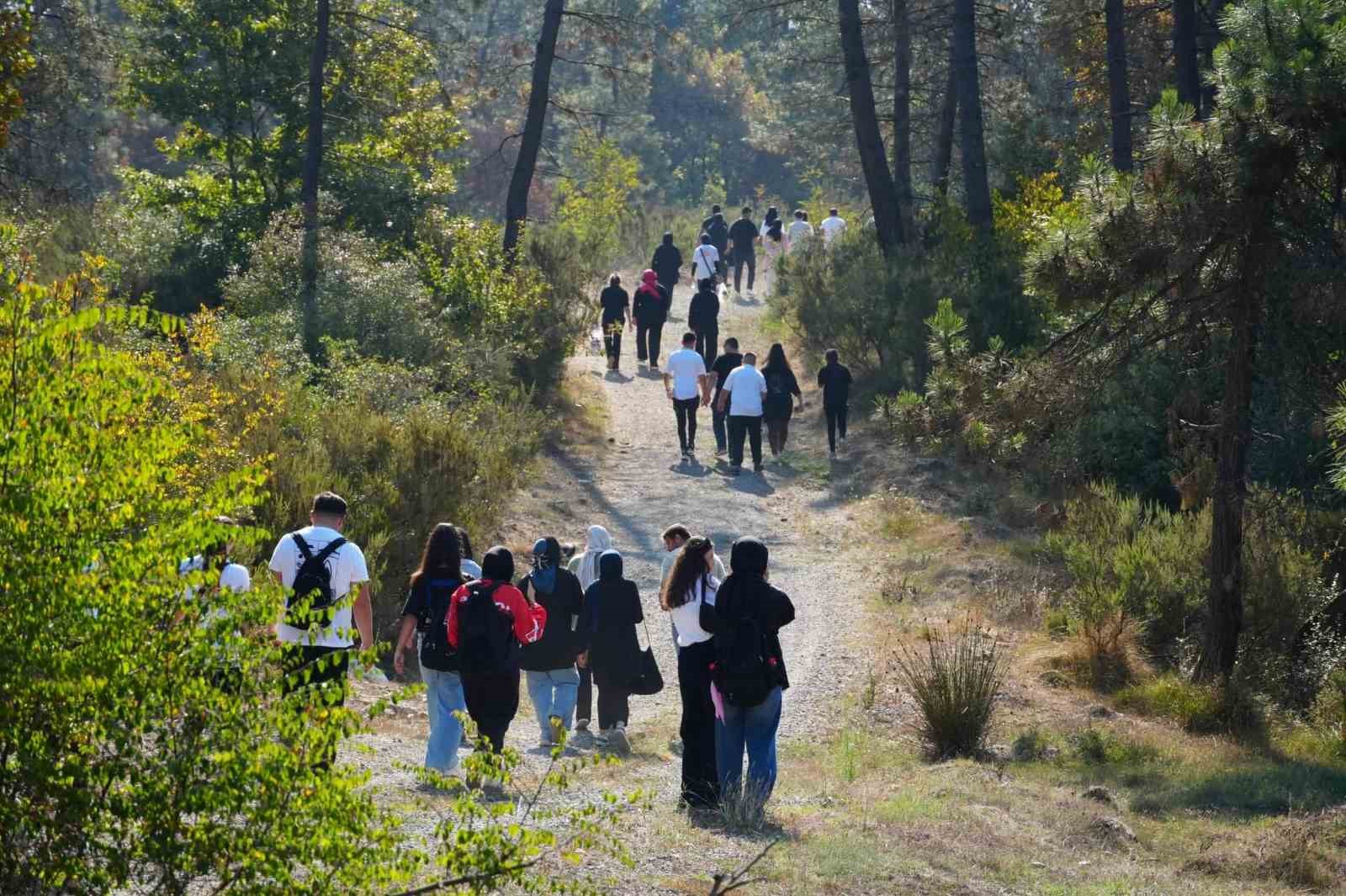 Gençler 8 kilometre yürüdü Türk Bayrağı açtı